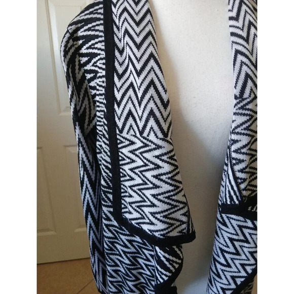 Absolutely Famous Cardigan Medium Open Black White Geometric Print - Picture 5 of 13